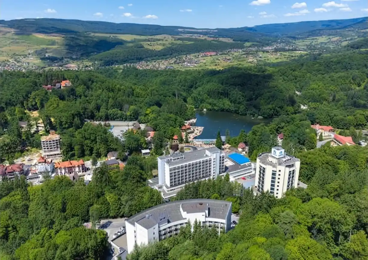 Vedere aeriană a stațiunii Sovata, cu Lacul Ursu și dealurile împădurite